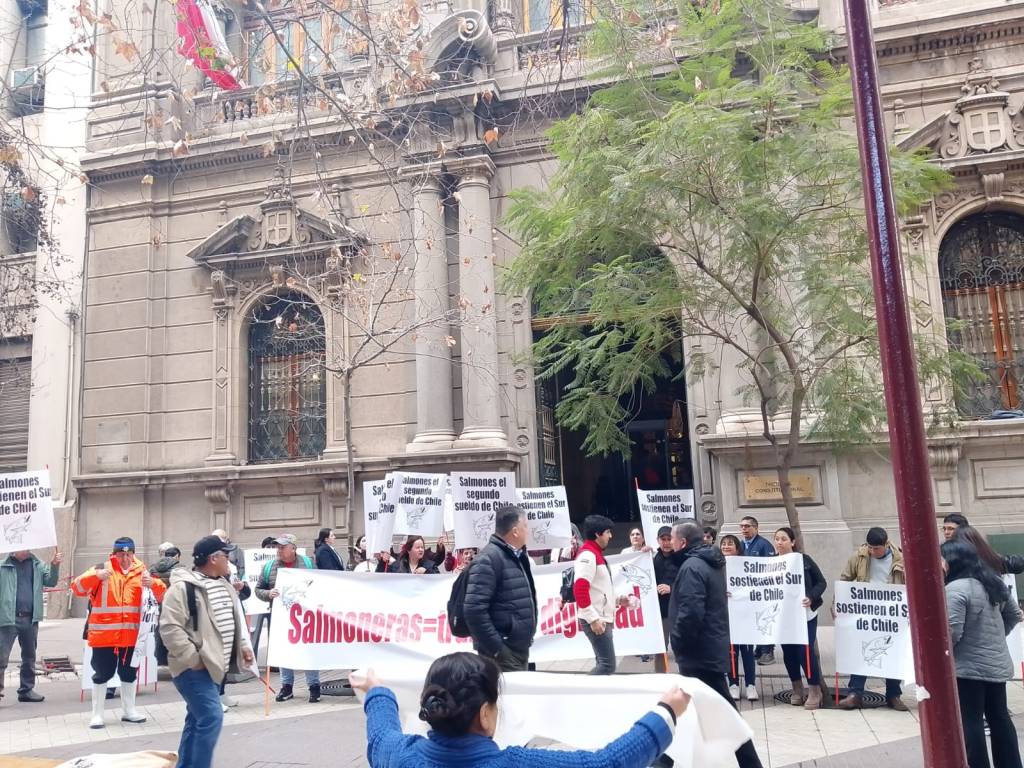 Unidos por el Sur: Trabajadores defienden la industria salmonera&nbsp;chilena